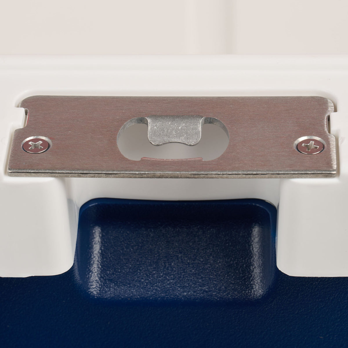 trailmate-75-qt-roller-cooler-t3 00035111-BO.jpg